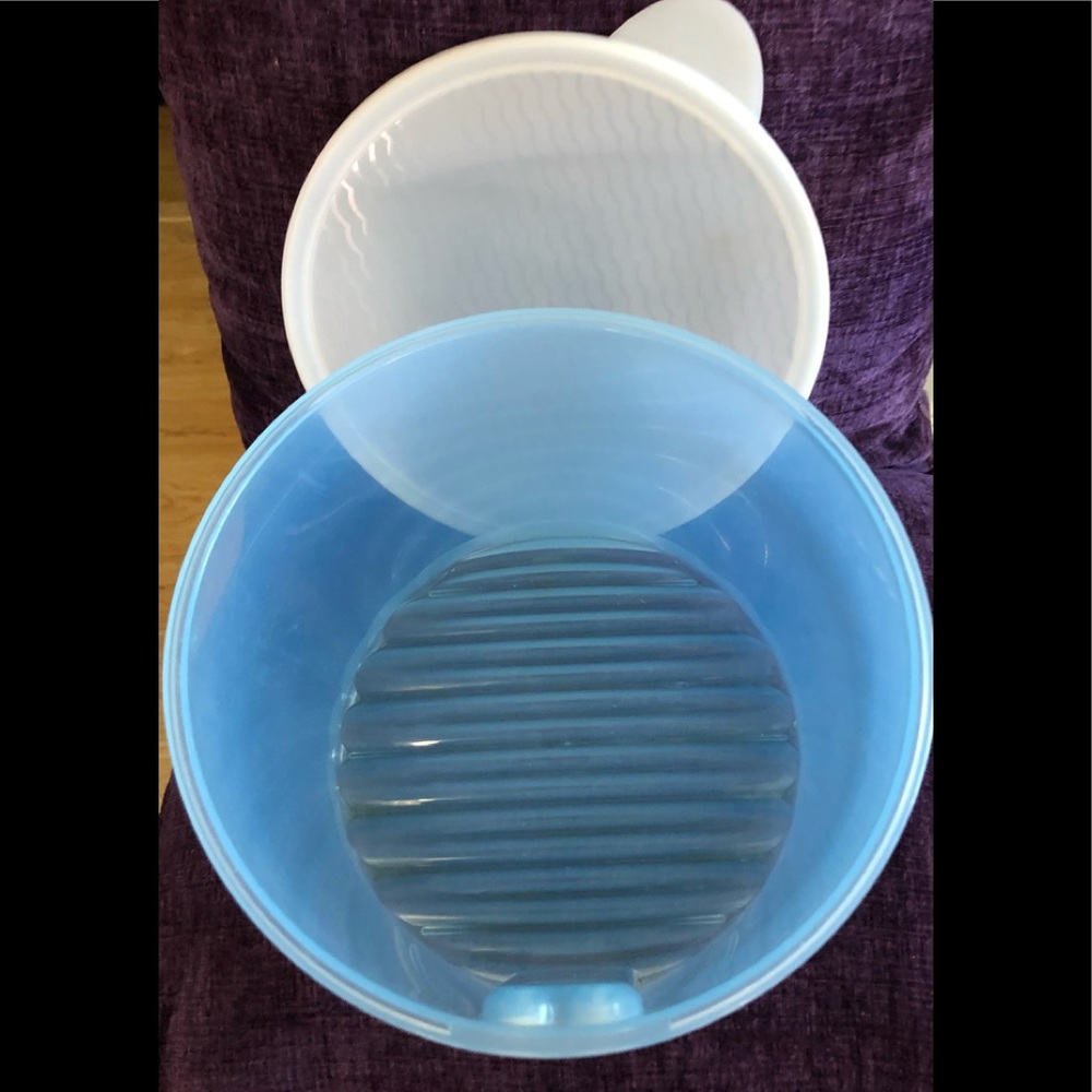 Vintage Tupperware Fridgesmart Container - Picture 2 of 2
